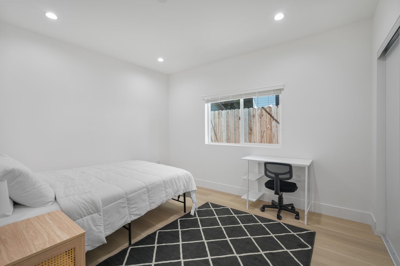a room in Central LA photo 2
