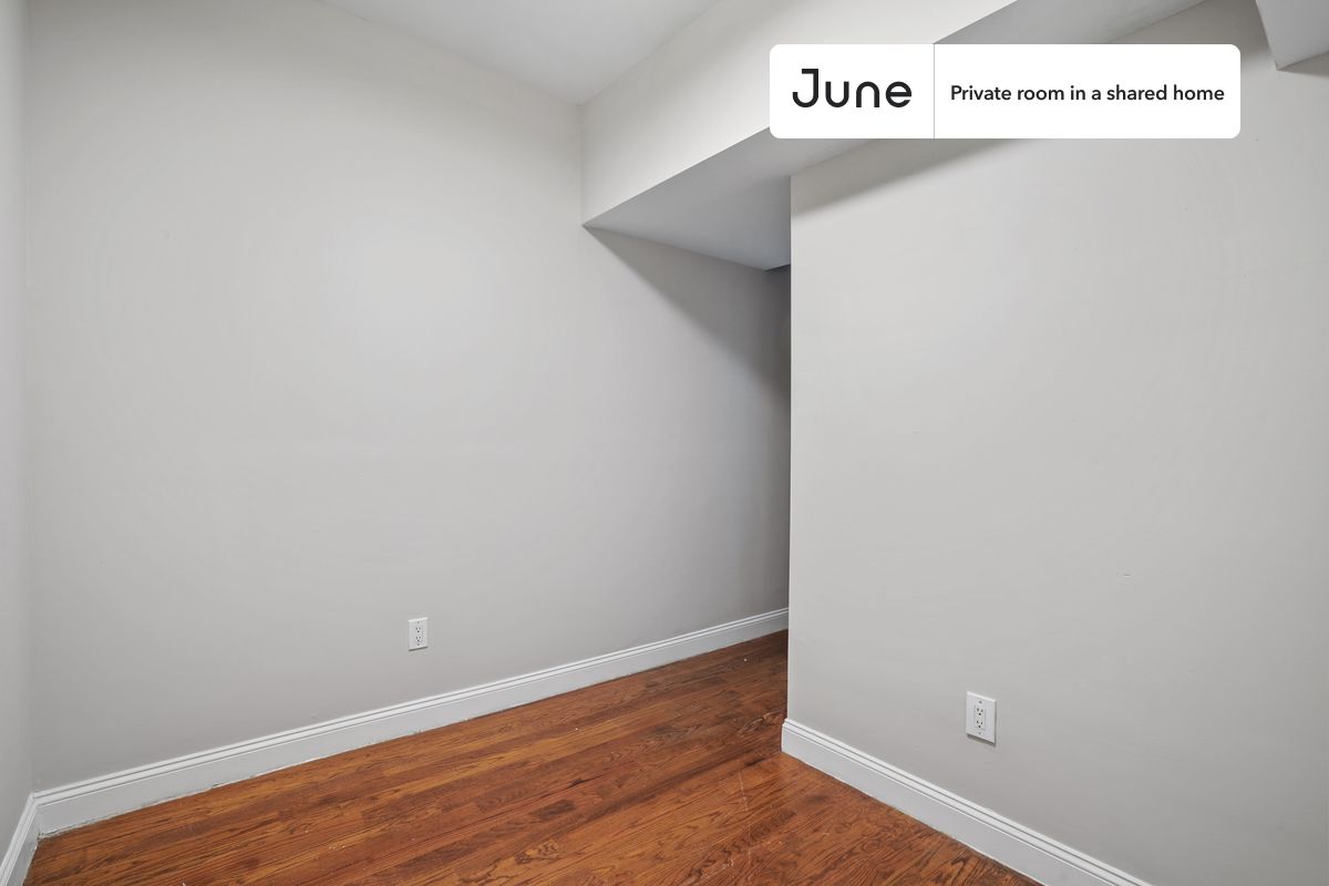 a room in Crown Heights photo 3