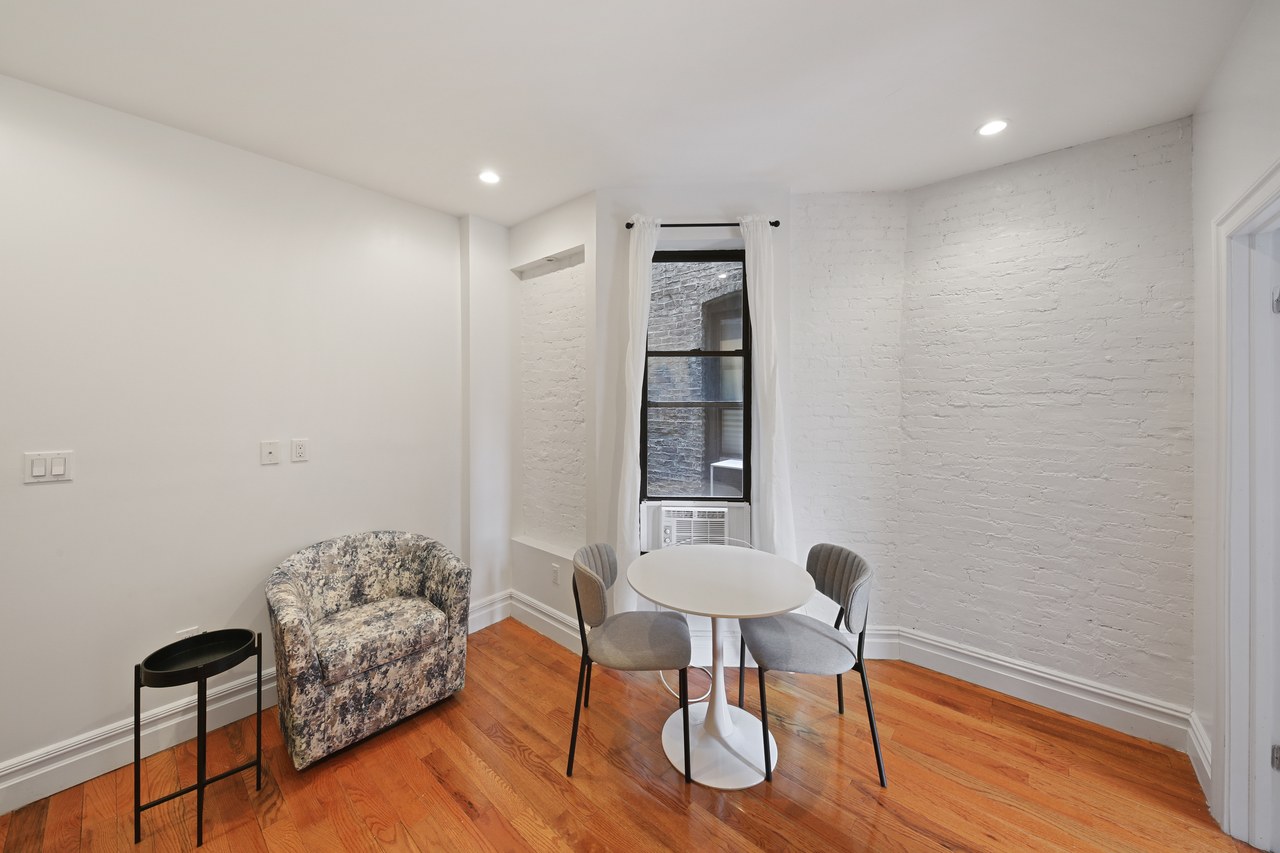 a room in Hell's Kitchen photo 3