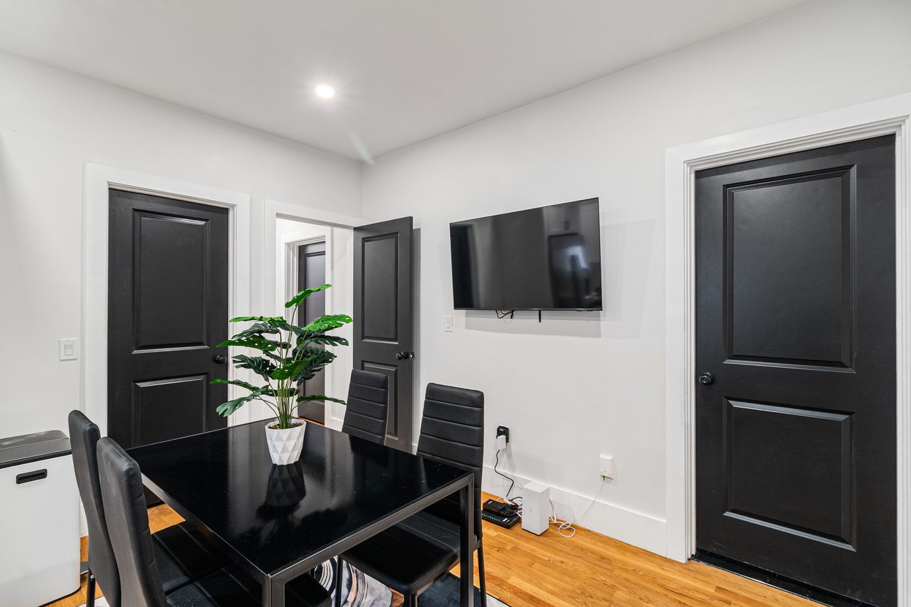 a room in Roxbury photo 5
