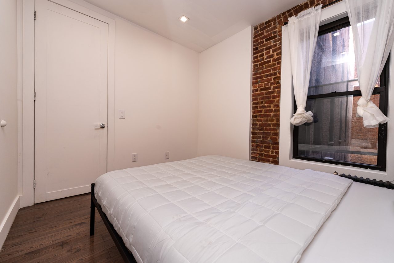 a room in Hamilton Heights photo 2