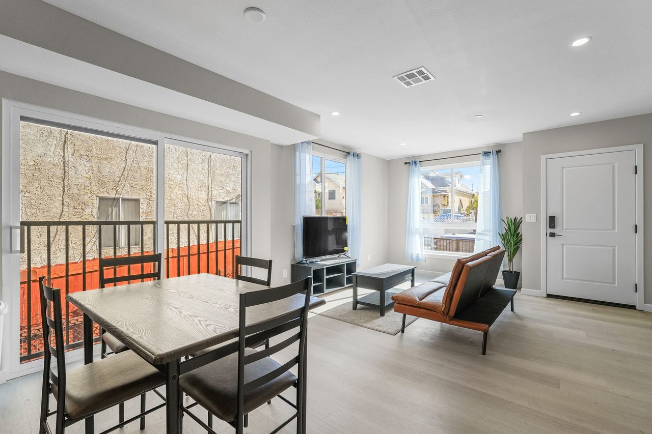 a room in Central LA photo 5
