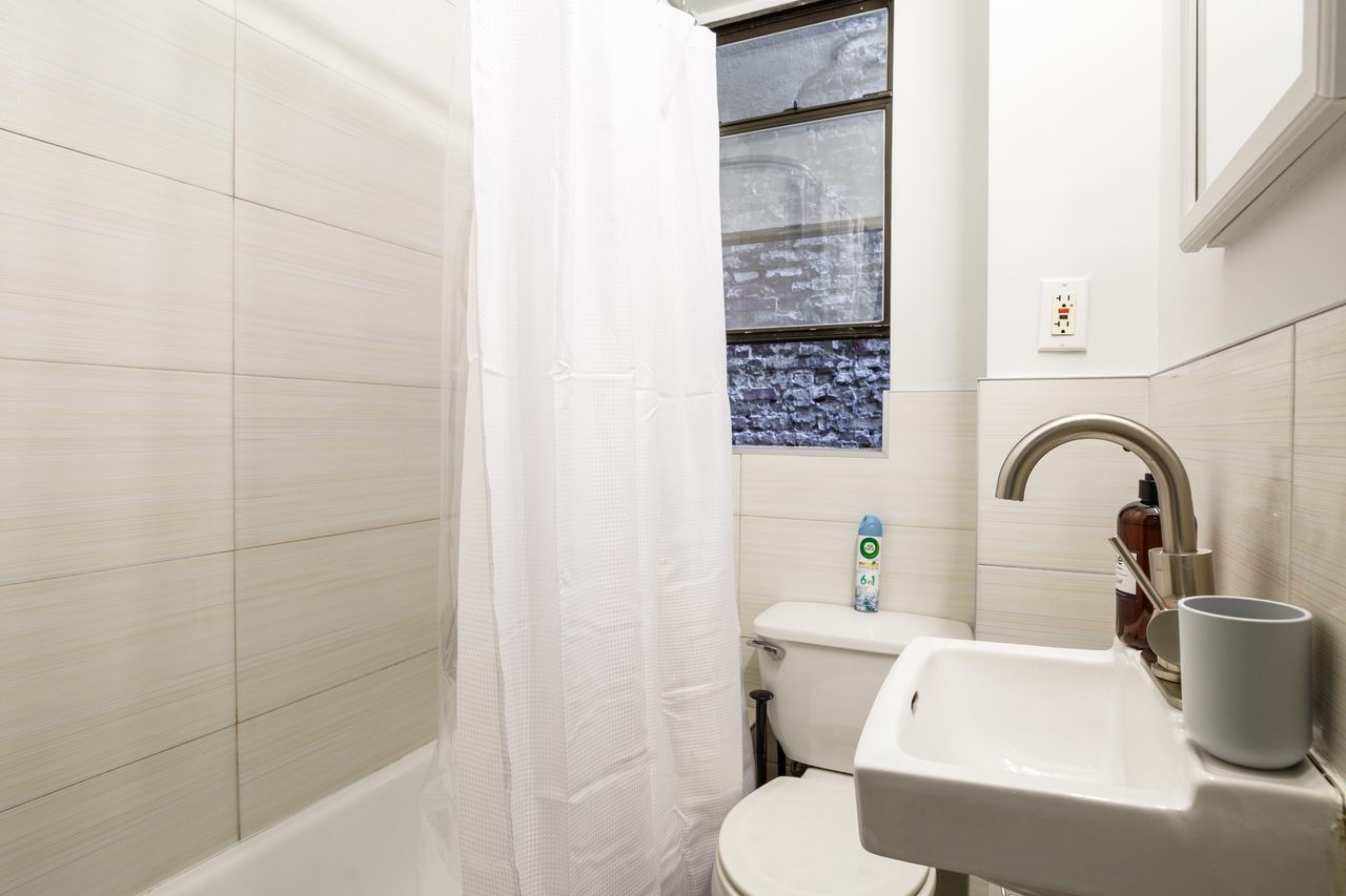 a room in Theater District photo 7