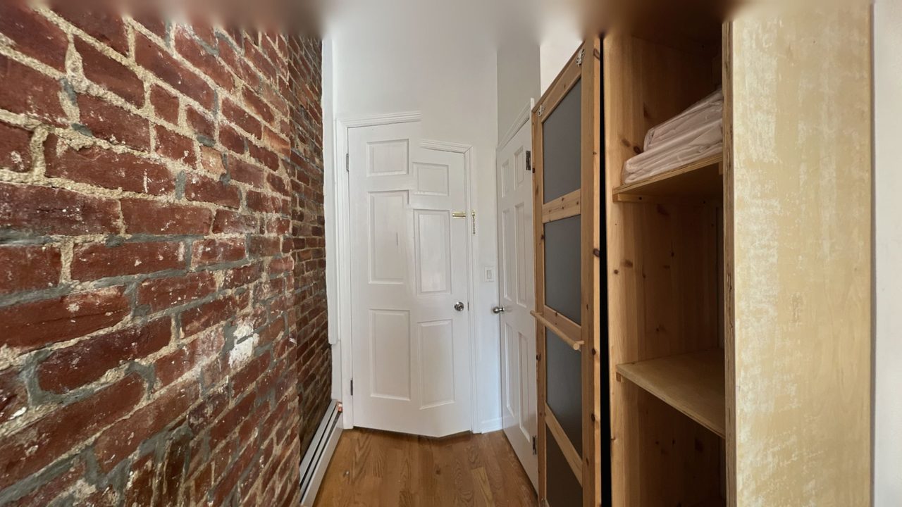 a room in Sutton Place photo 3
