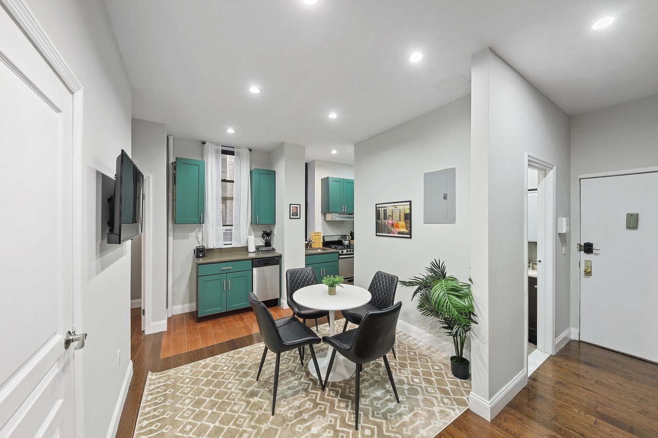 a room in Hamilton Heights photo 4