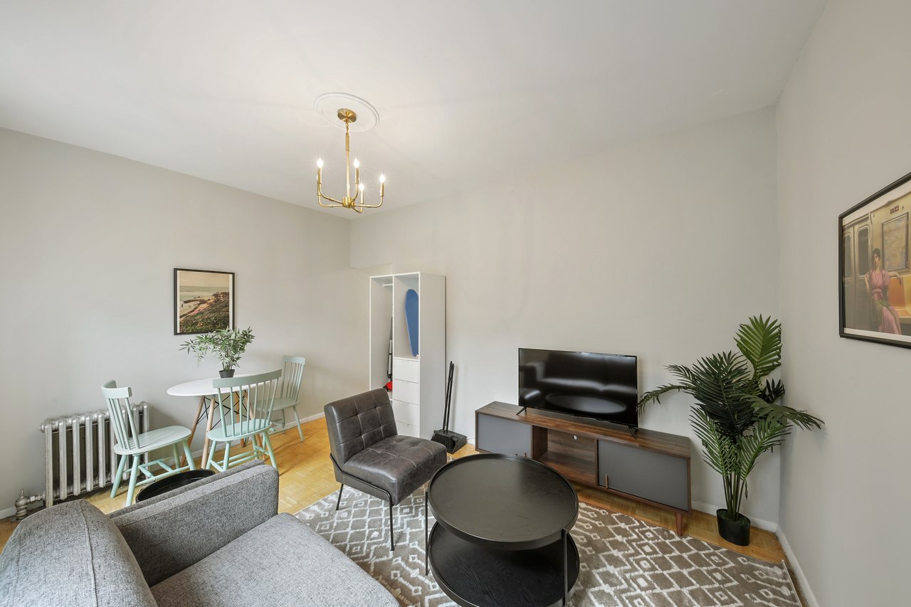 a room in Hamilton Heights photo 3