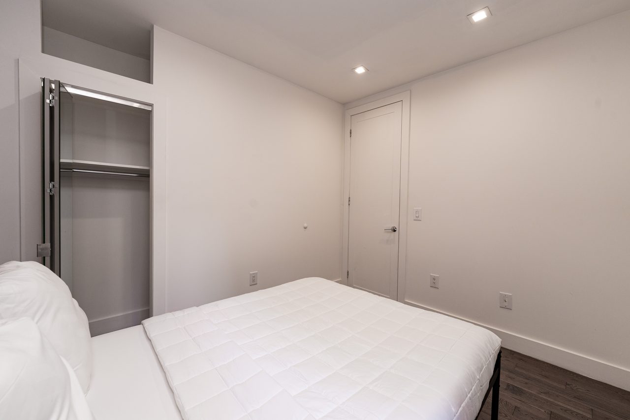 a room in Hamilton Heights photo 3