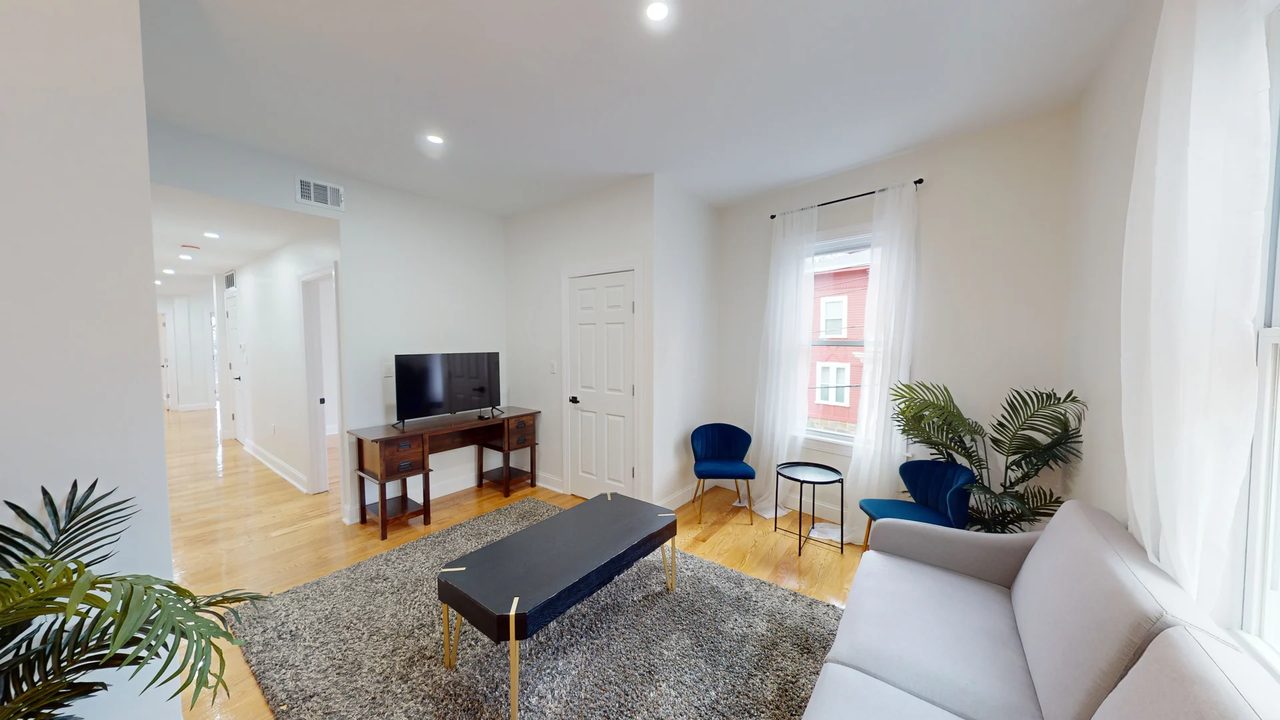 a room in Roxbury photo 8