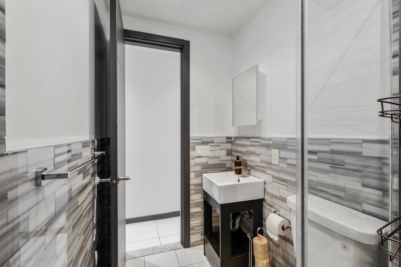 a room in Morningside Heights photo 9