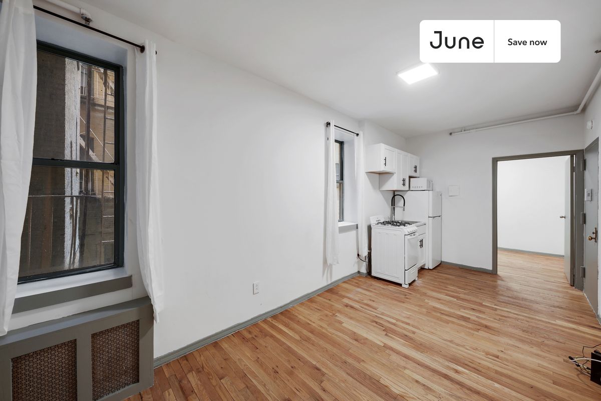 a room in Lincoln Square photo 4