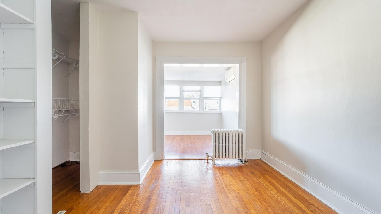 a room in Northwest Washington photo 3
