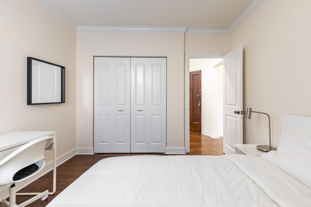 a room in Irving Park photo 3