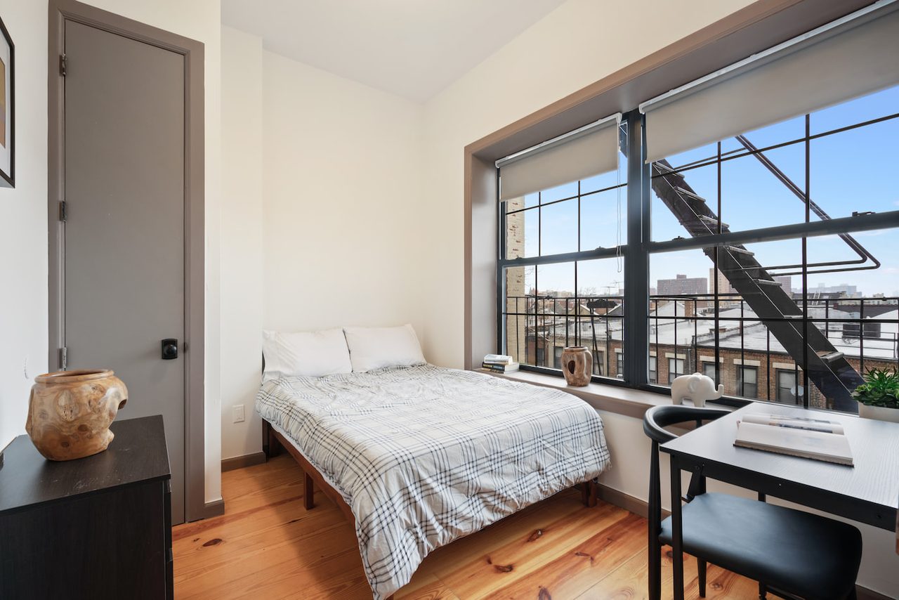 a room in Hamilton Heights photo 2