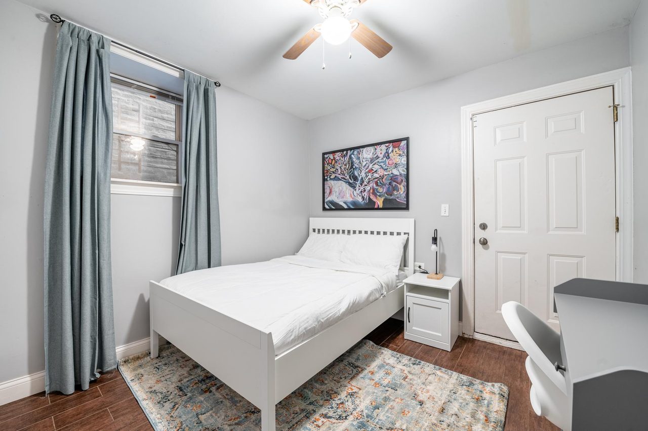 a room in Near West Side