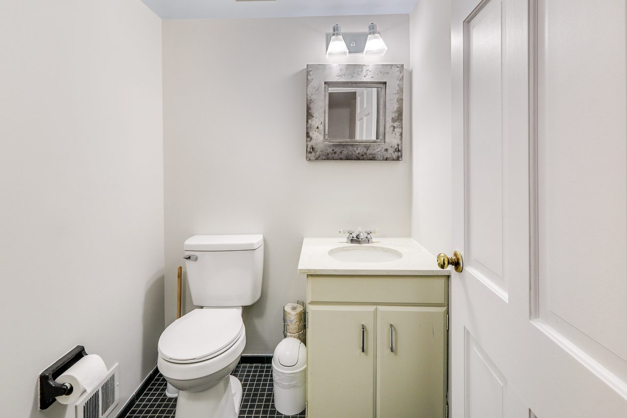 a room in Southwest Waterfront photo 6