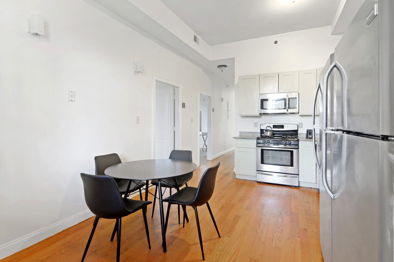 a room in Roxbury photo 8