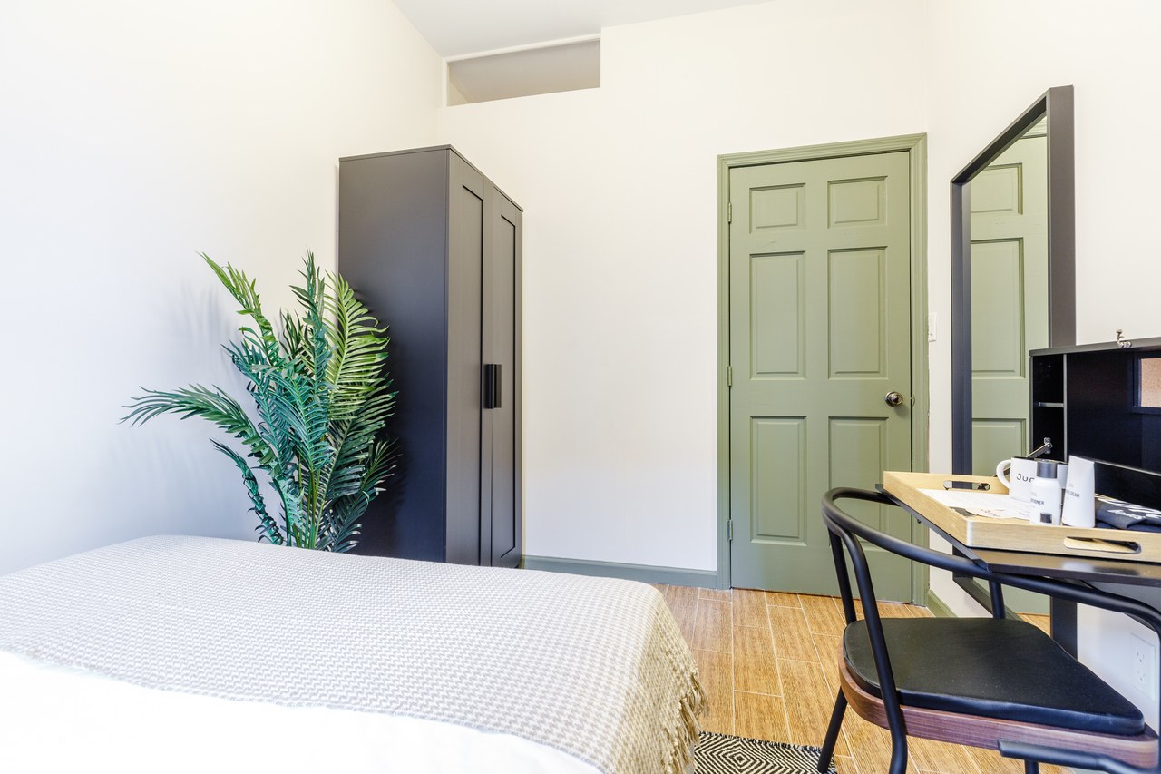 a room in Lower East Side photo 2