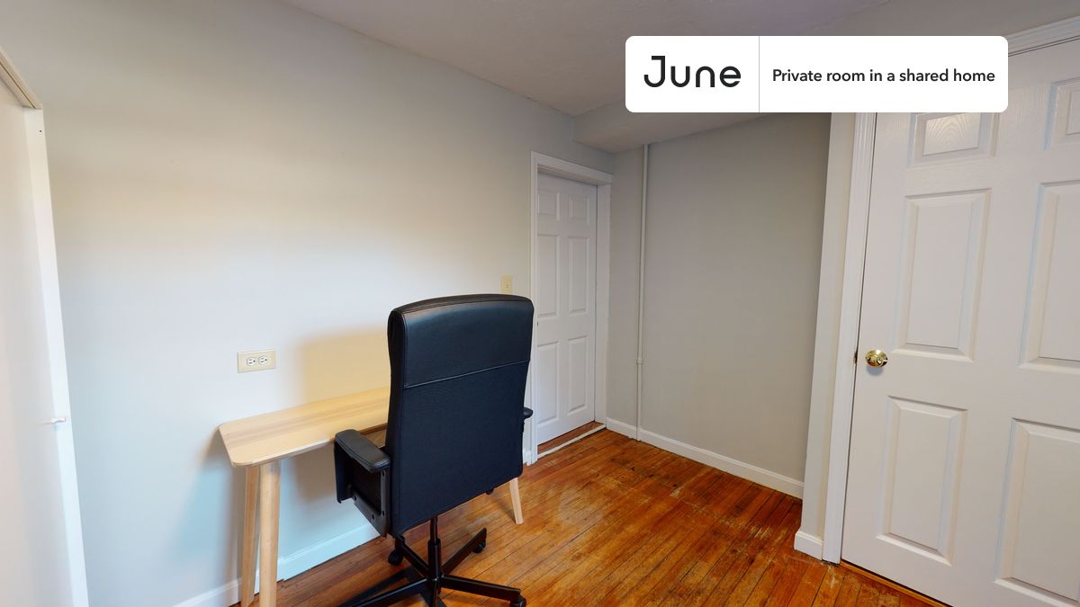 a room in Chestnut Hill photo 6