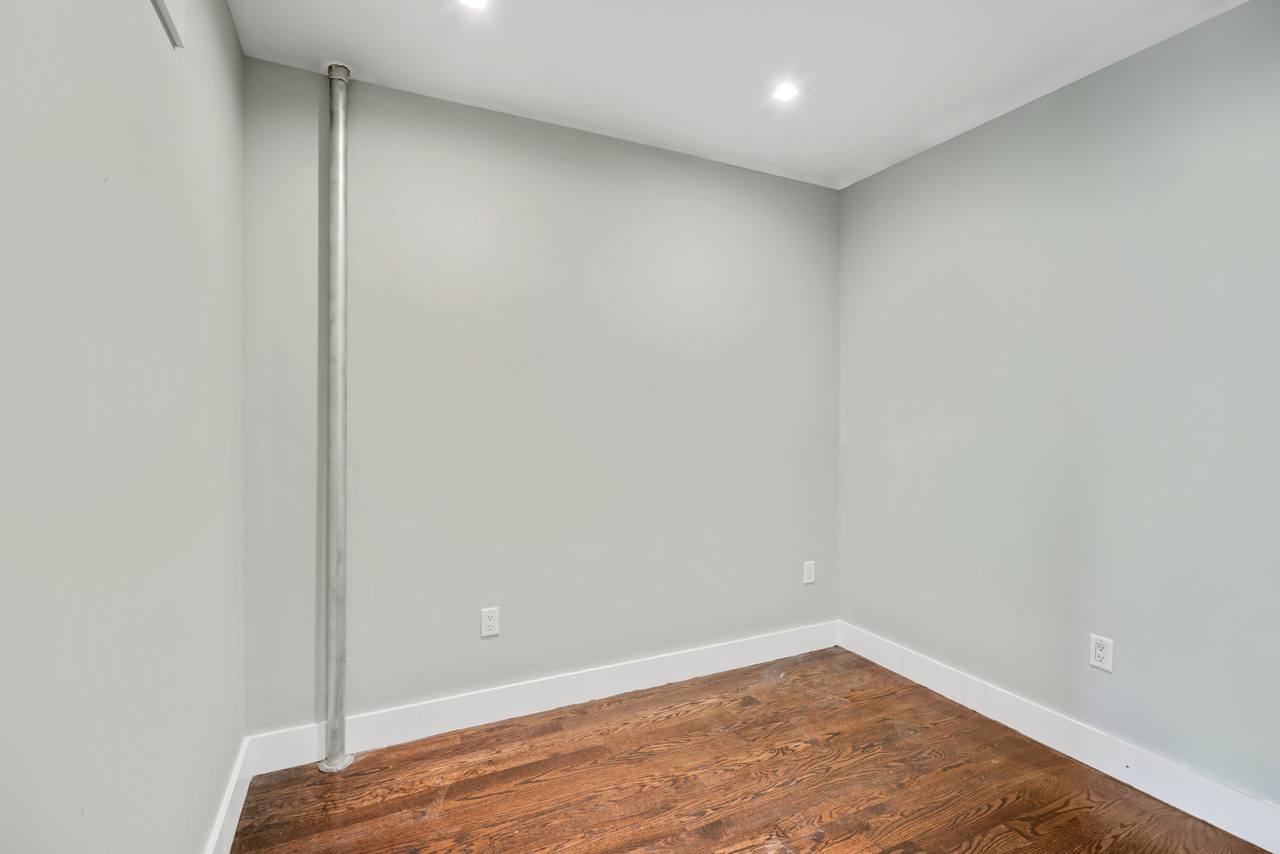 a room in East Harlem photo 9