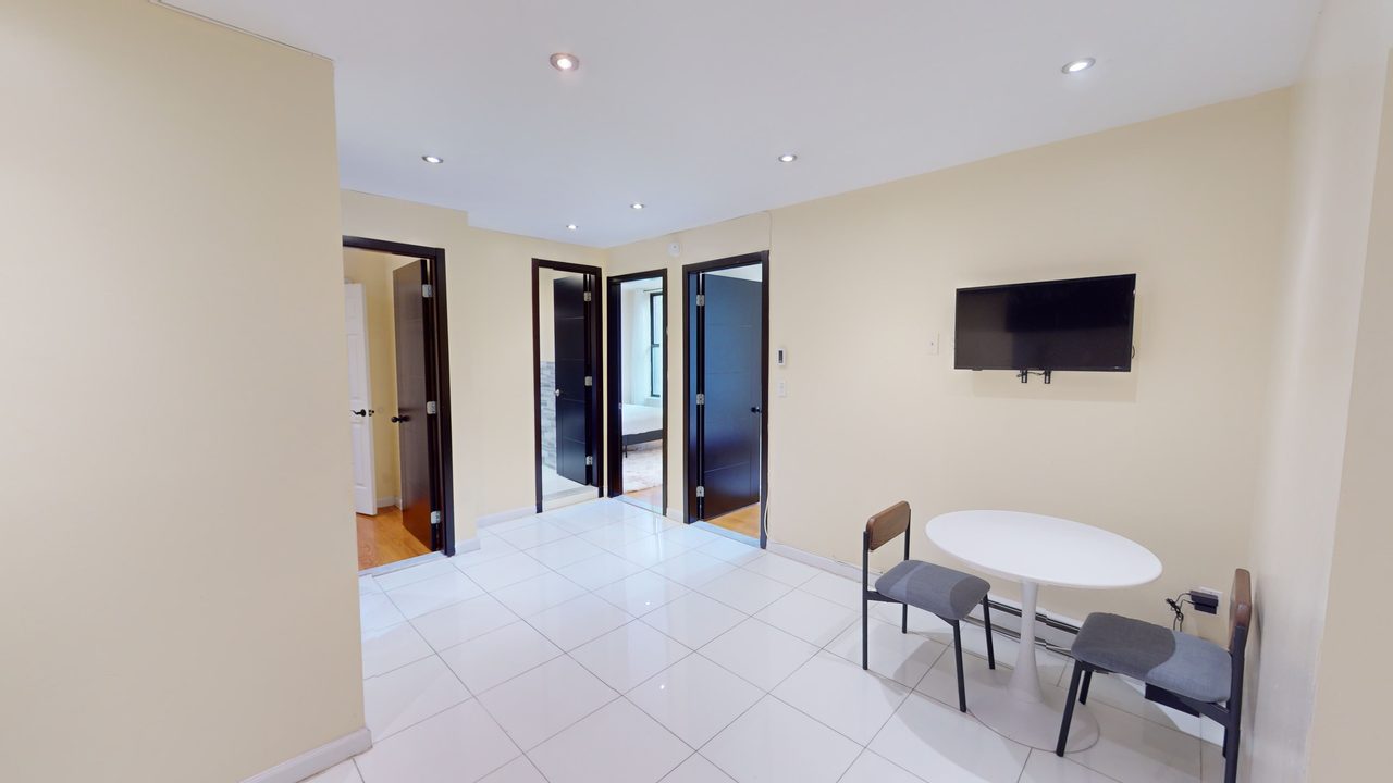 a room in Morningside Heights photo 3