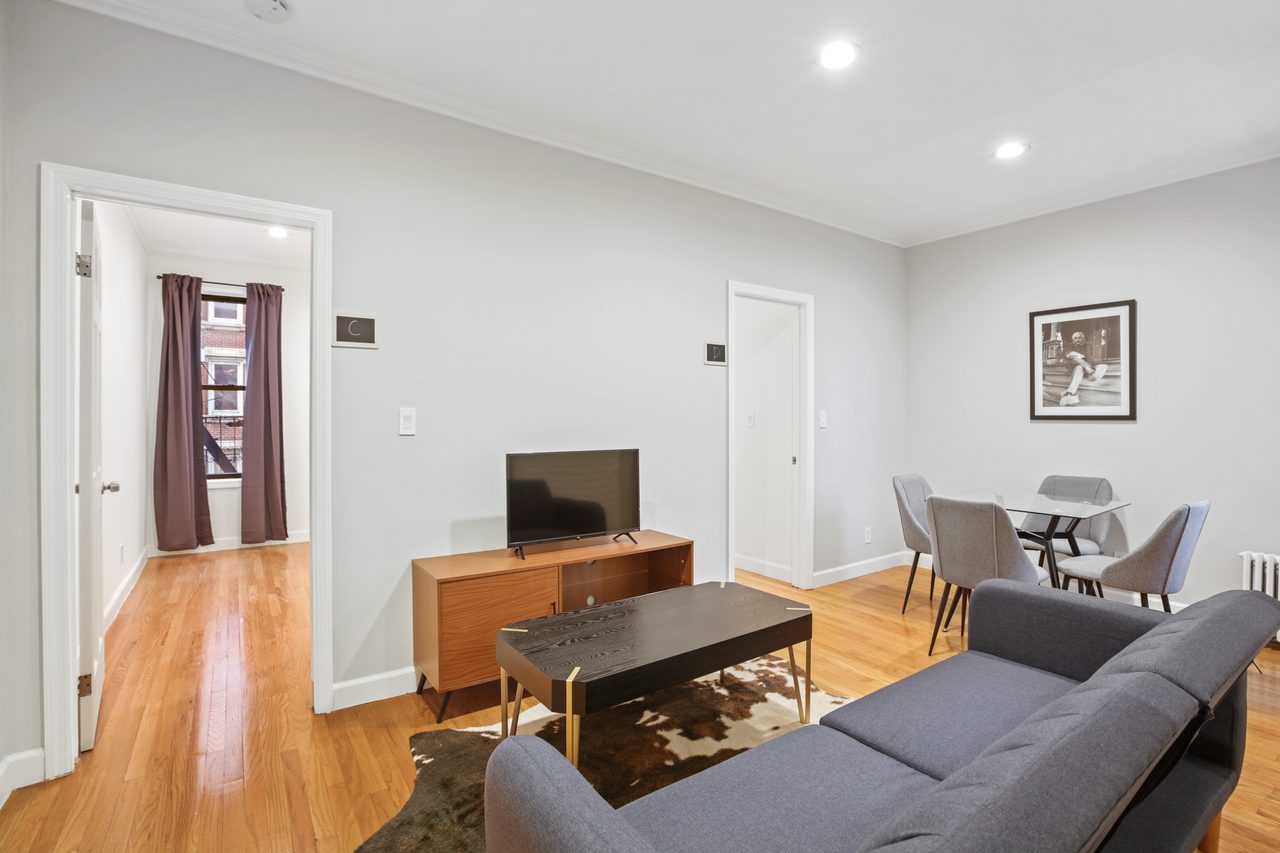 a room in Hamilton Heights photo 5