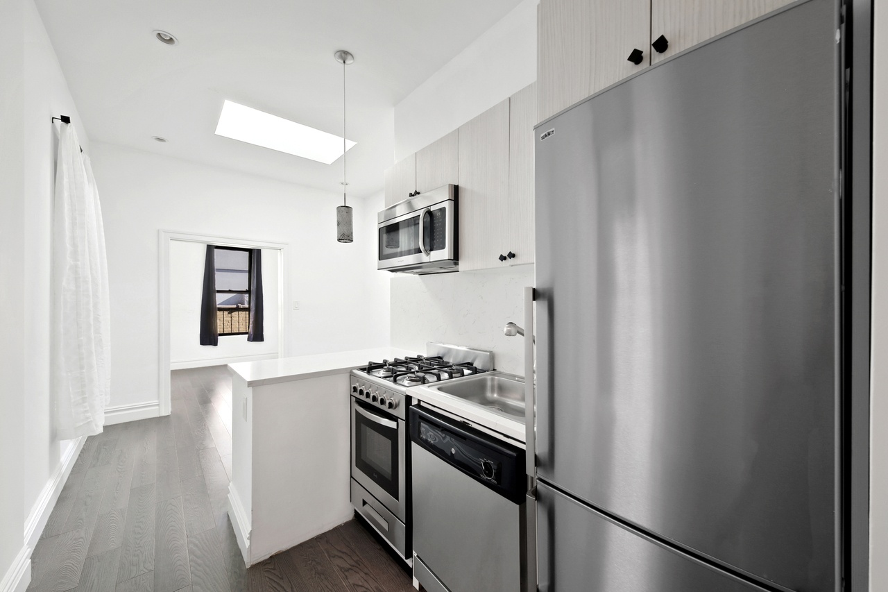 a room in Hell's Kitchen photo 4