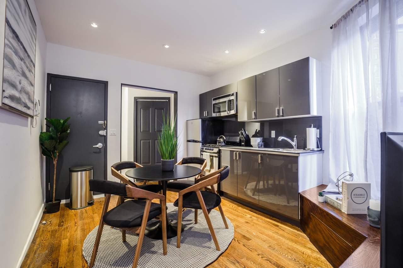 a room in Yorkville photo 5