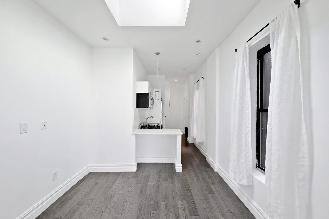 a room in Hell's Kitchen photo 7
