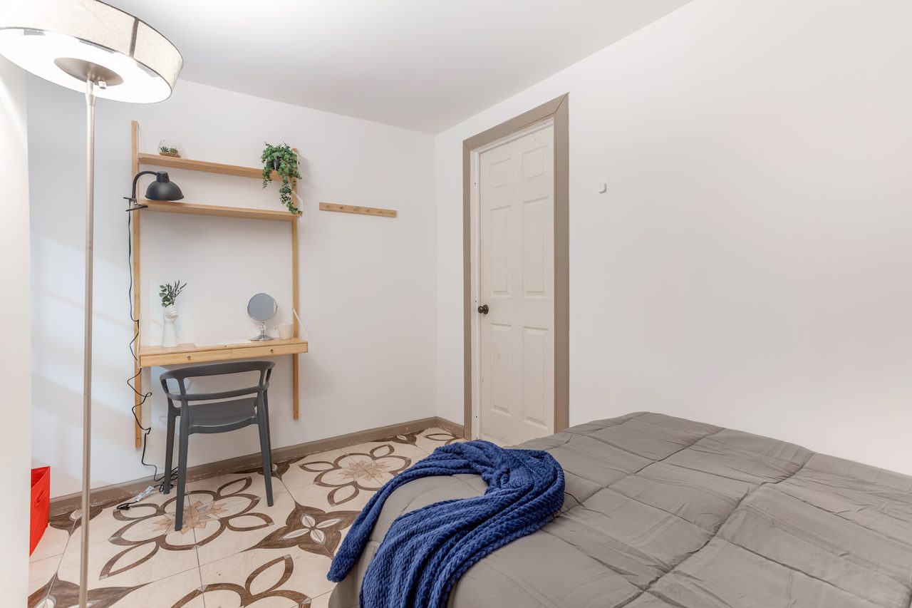 a room in Hamilton Heights photo 2
