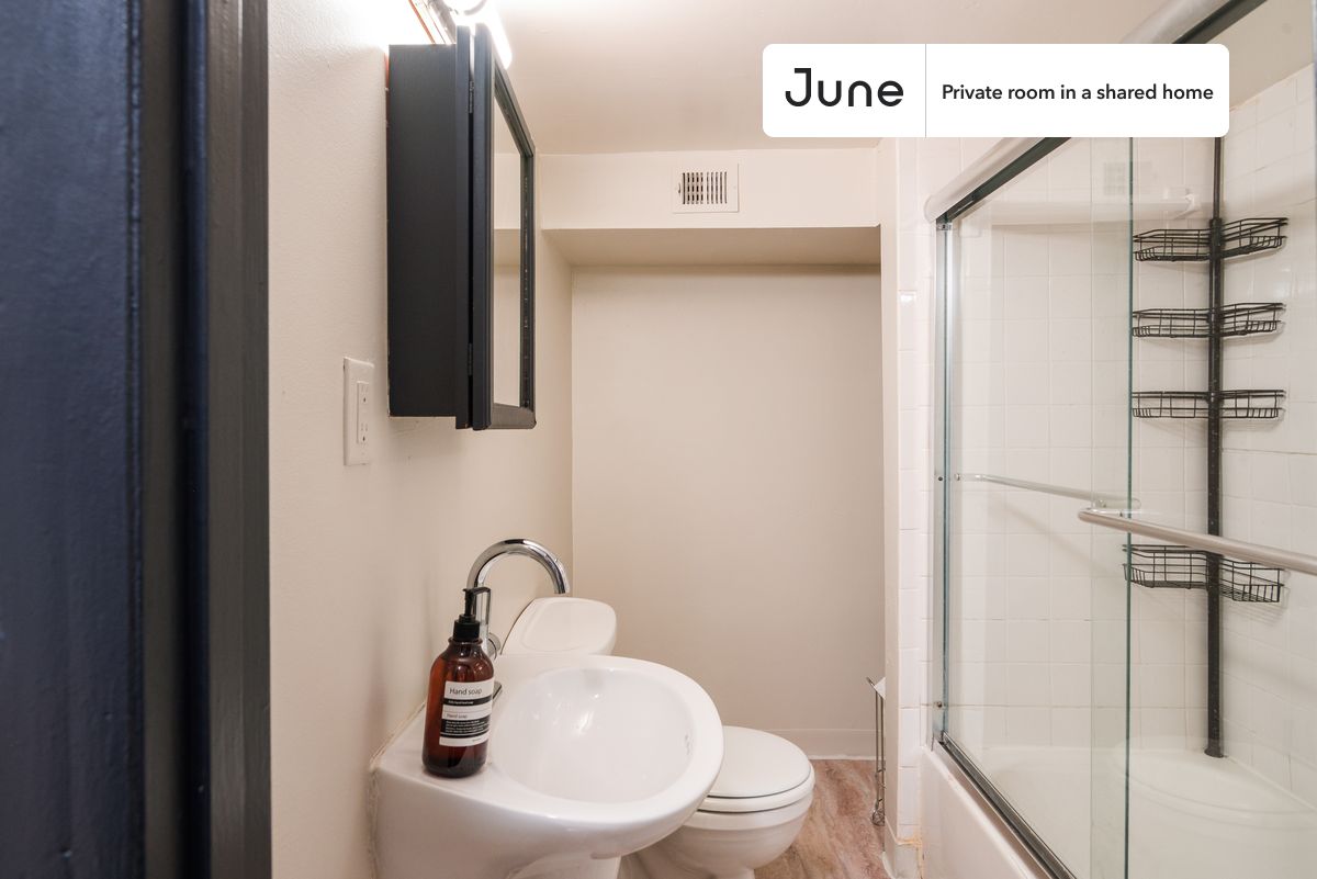 a room in Northwest Washington photo 7