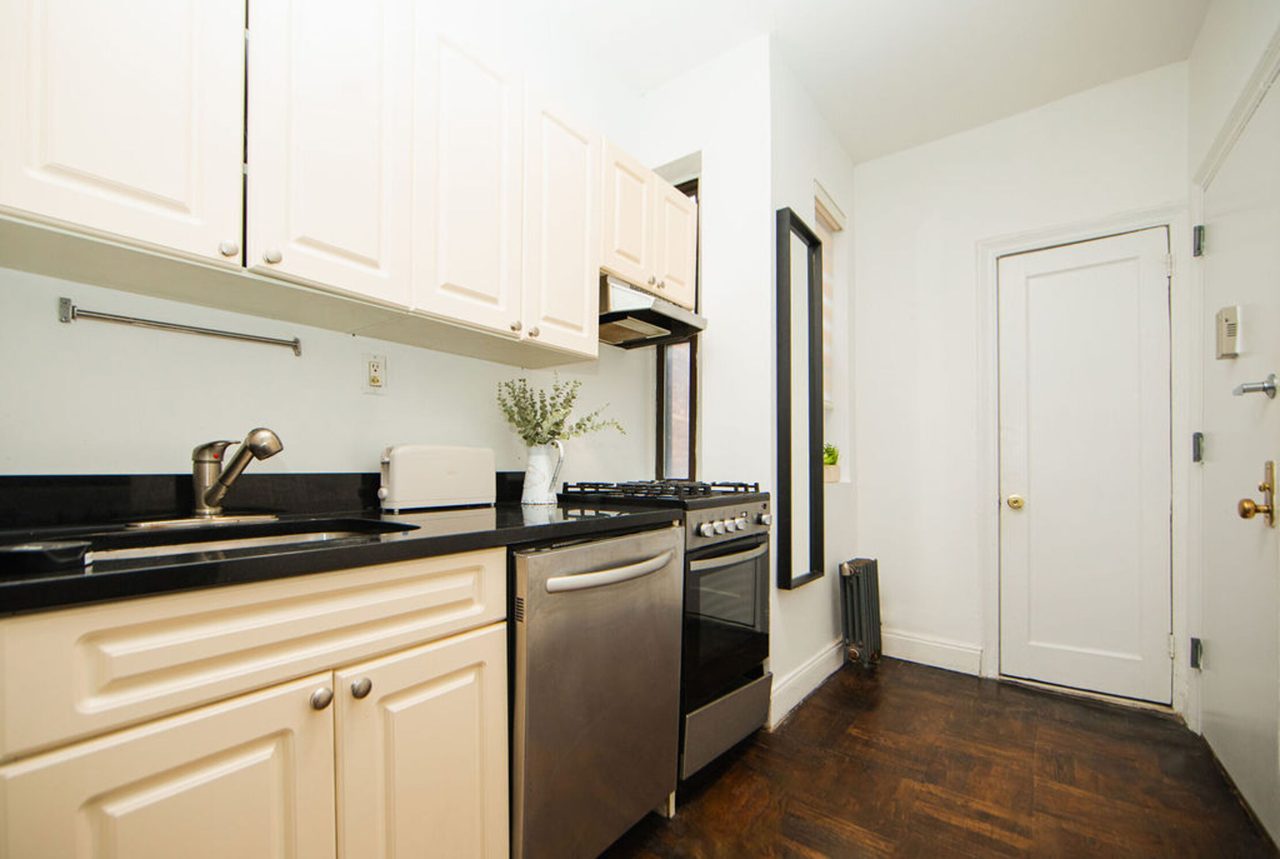 a room in East Village photo 8