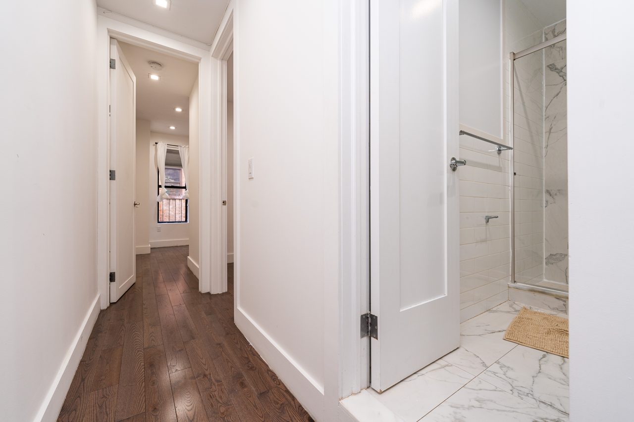 a room in Hamilton Heights photo 7