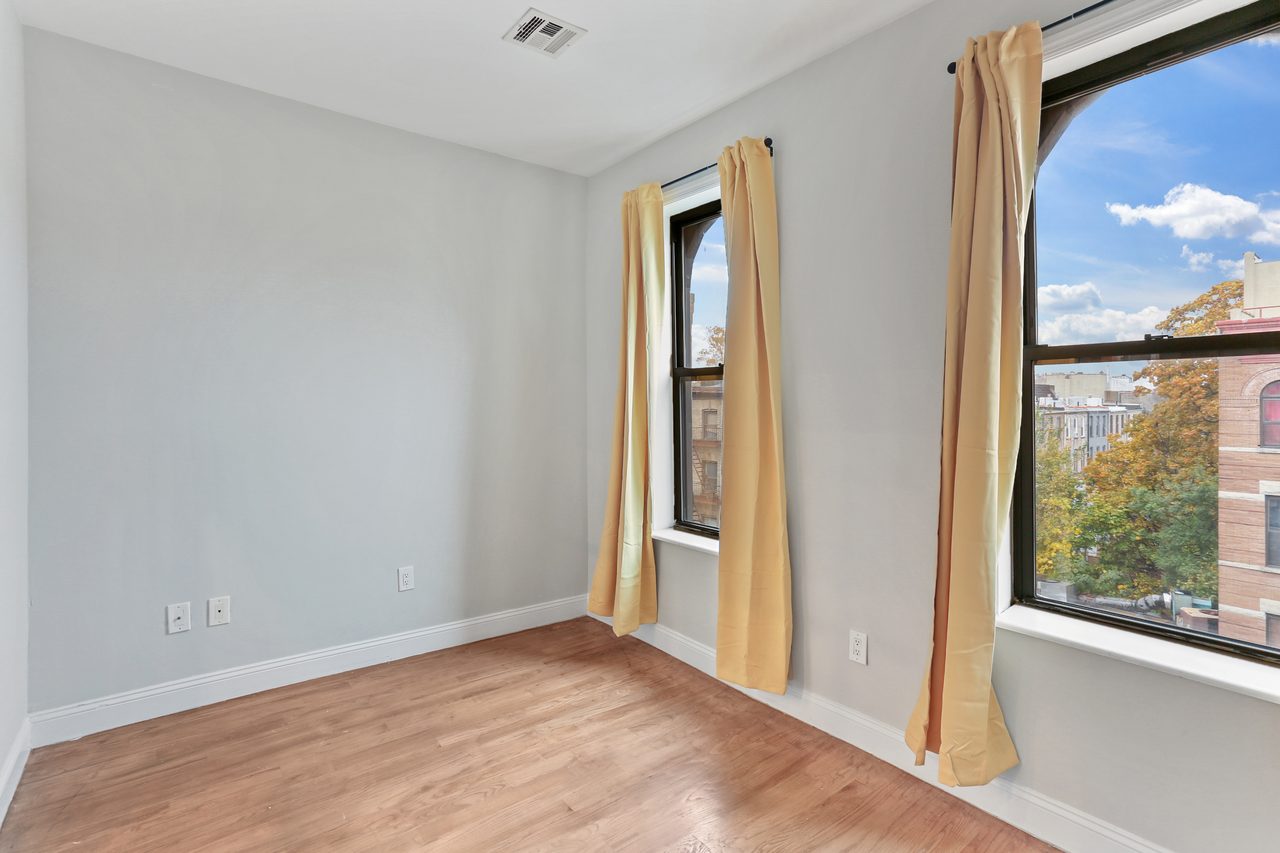 a room in Crown Heights photo 4