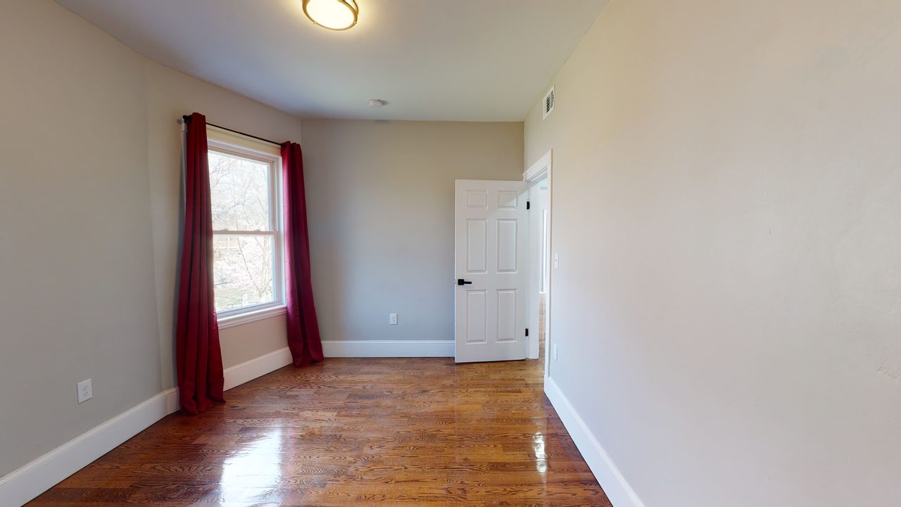 a room in Roxbury photo 2