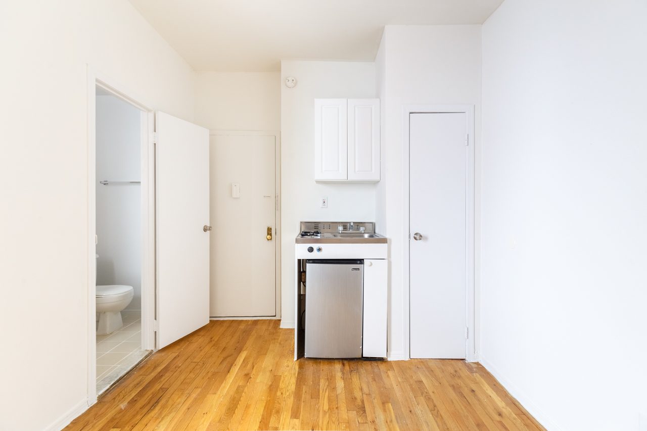 a room in Lincoln Square photo 3
