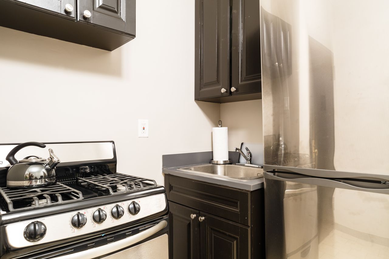 a room in Hell's Kitchen photo 5