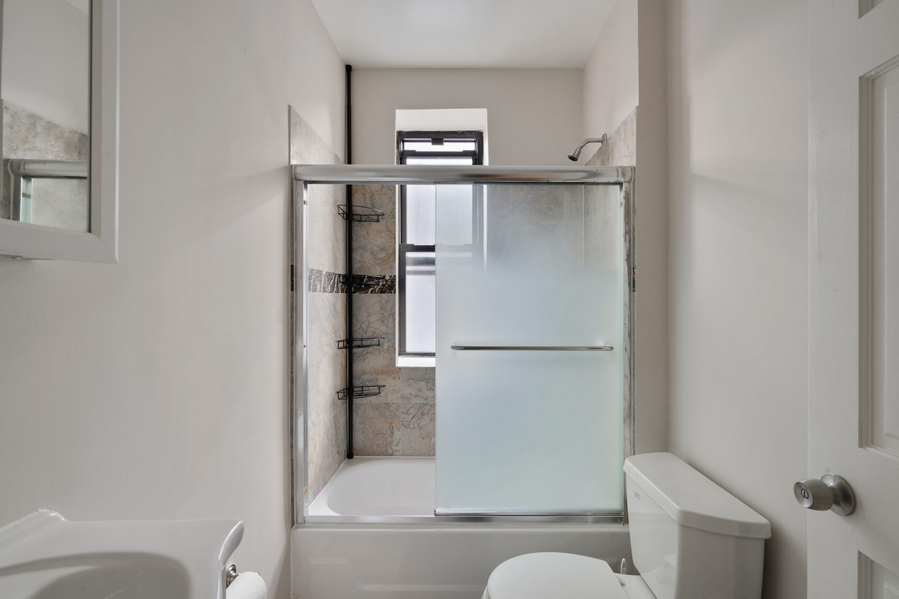 a room in Hamilton Heights photo 7