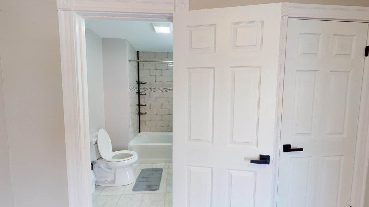 a room in Roxbury photo 5