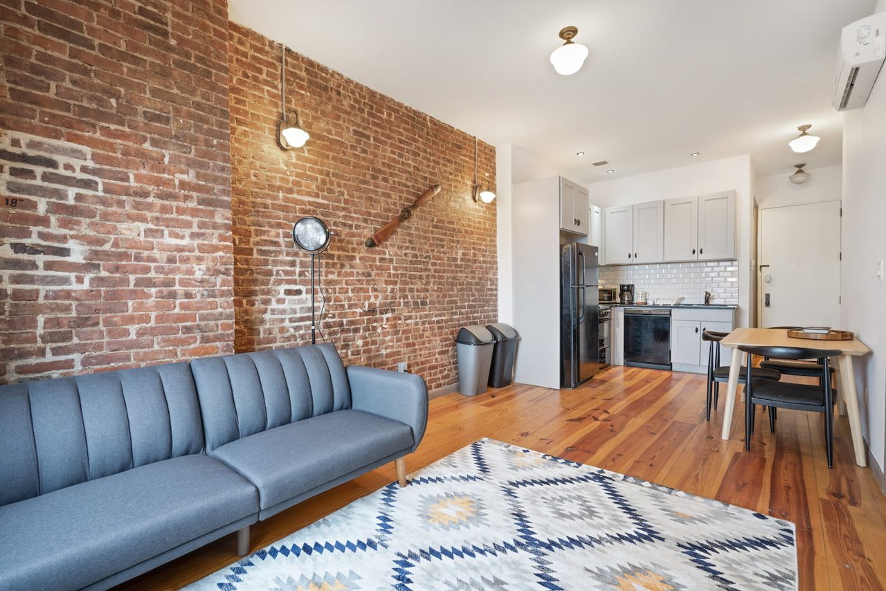 a room in Hamilton Heights photo 3