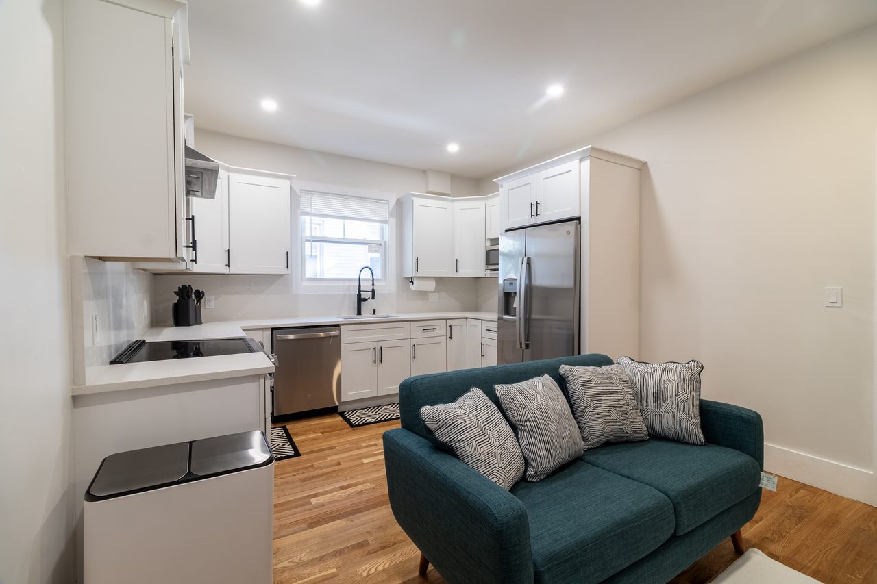 a room in Roxbury photo 7