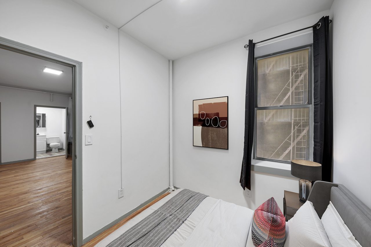 a room in Lincoln Square photo 9