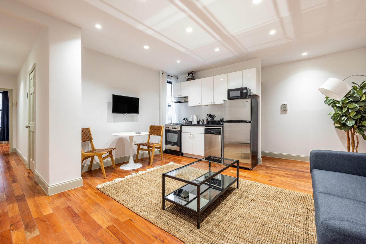 a room in Hamilton Heights photo 5
