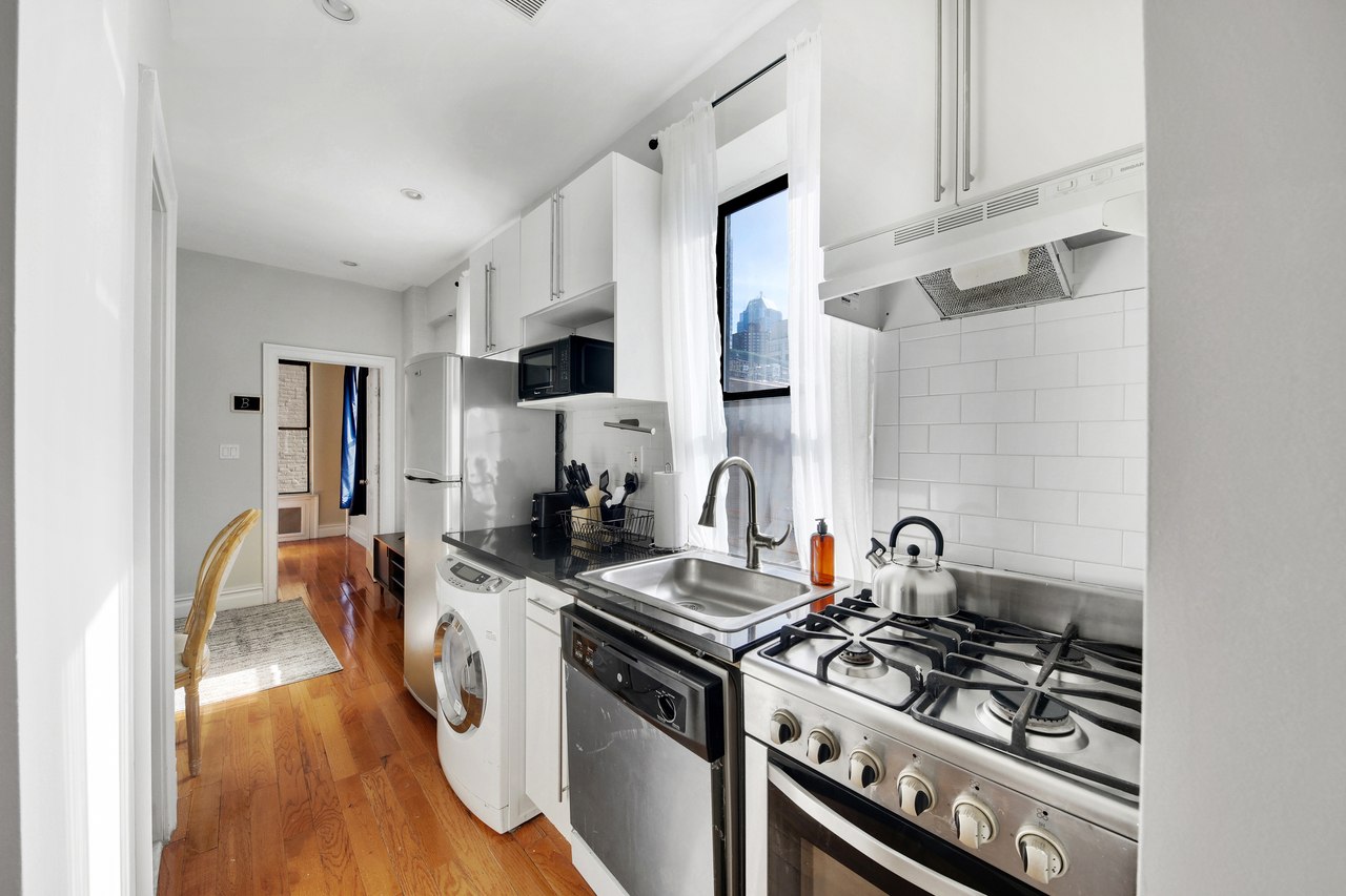 a room in Hell's Kitchen photo 4