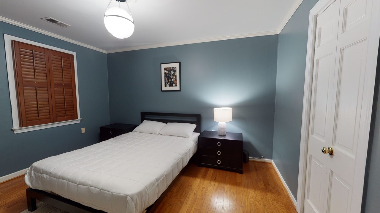 a room in Southwest Waterfront photo 2