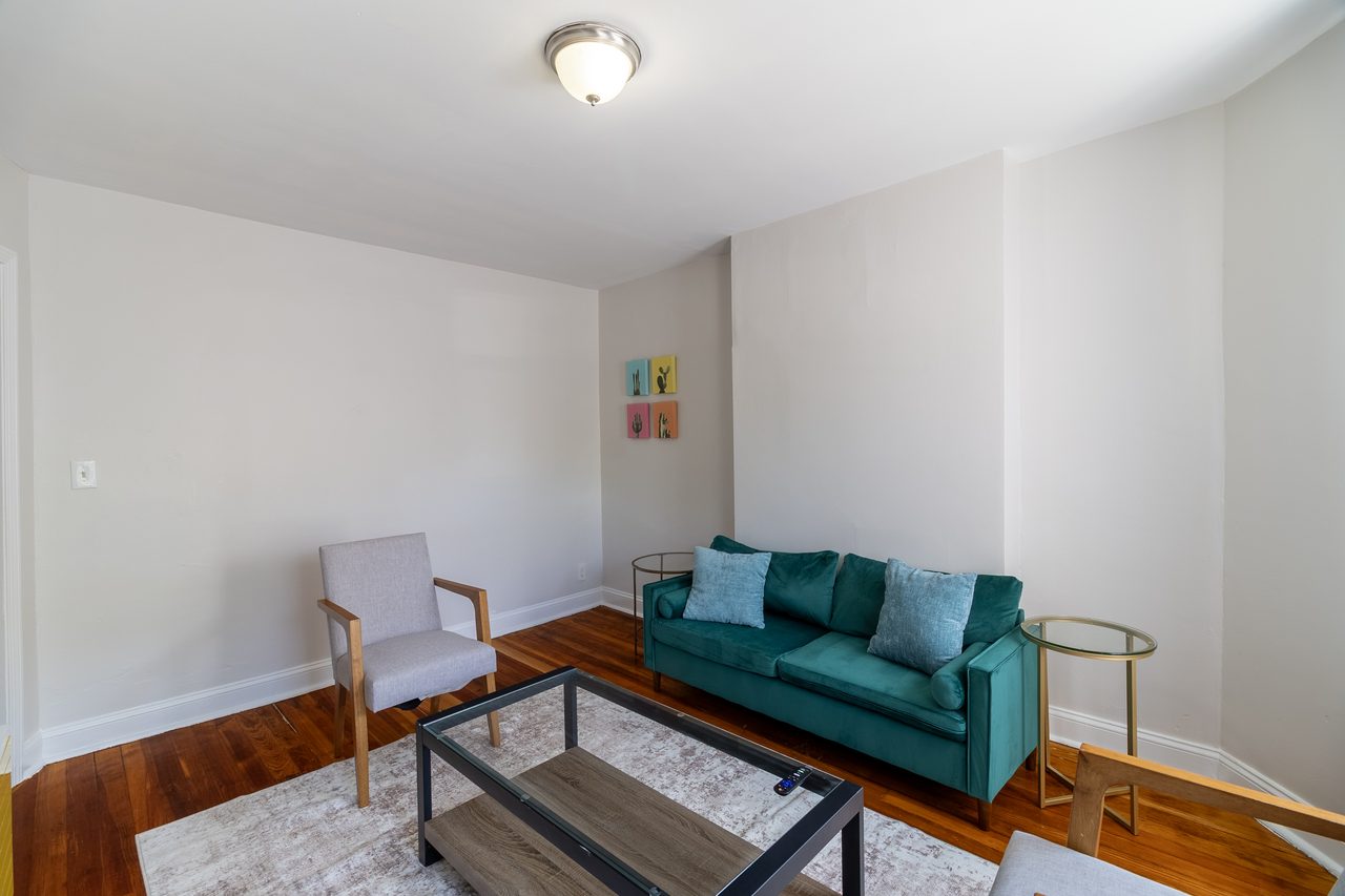 a room in Roxbury photo 7