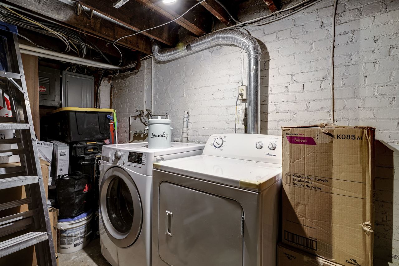 a room in Northwest Washington photo 8