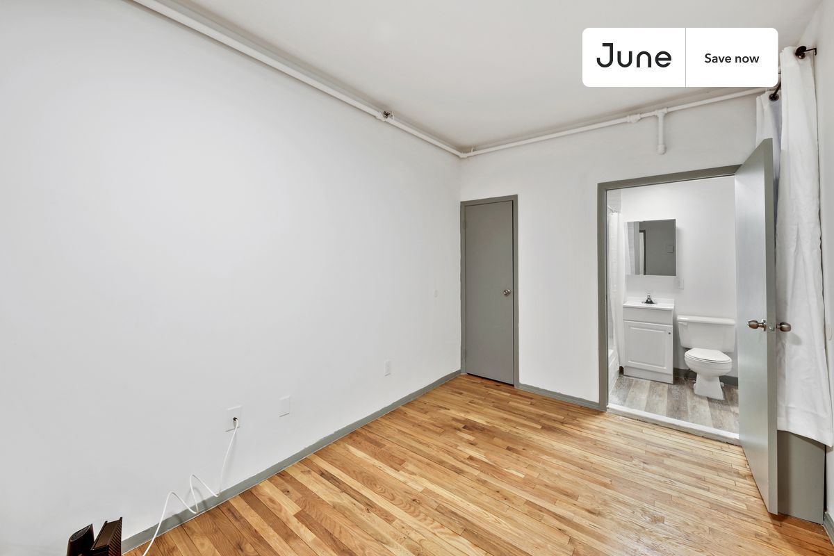 a room in Lincoln Square photo 6