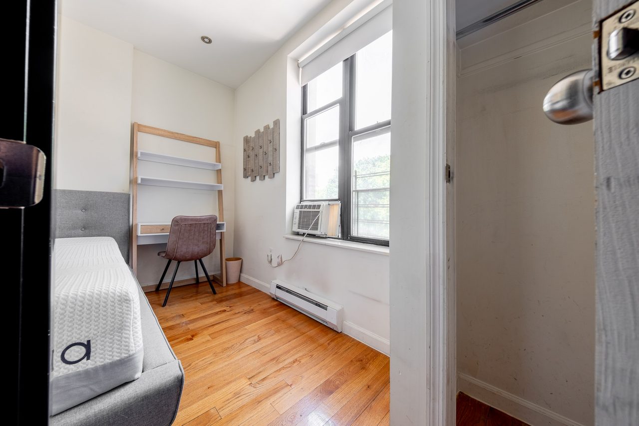 a room in Morningside Heights photo 3