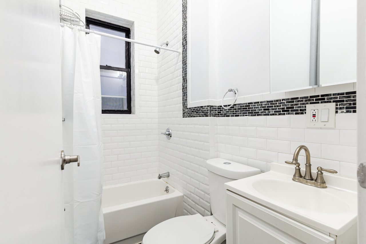 a room in Hamilton Heights photo 6