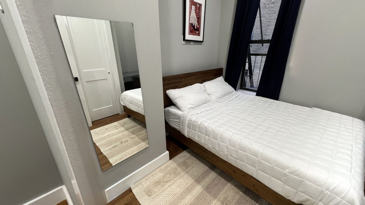 a room in Hell's Kitchen photo 9